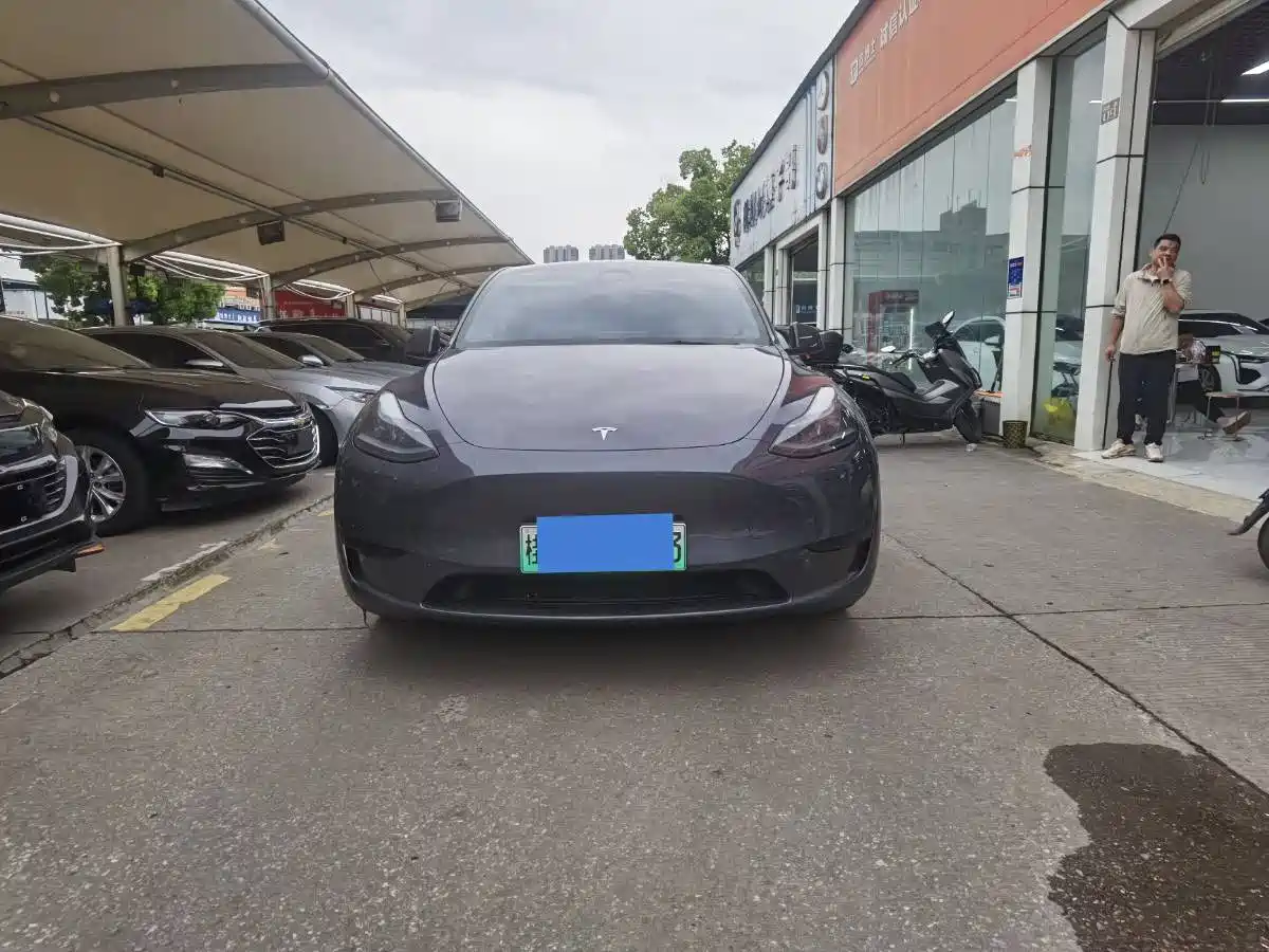 TESLA MODEL Y