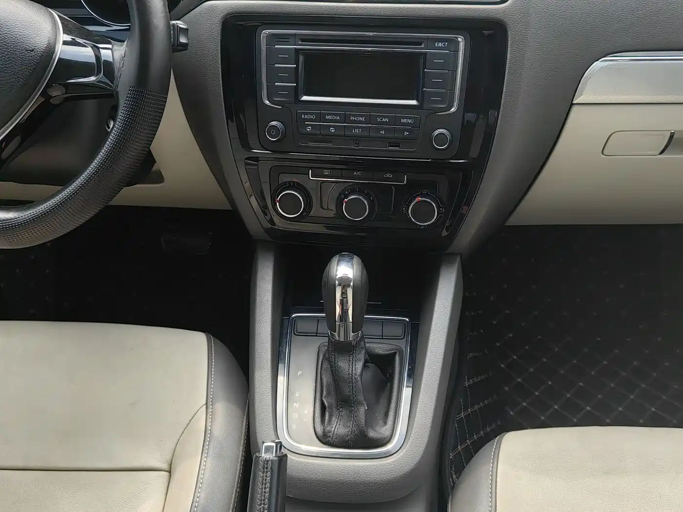 Volkswagen Sagitar 2015 1.6L Automatic Comfort фото 14