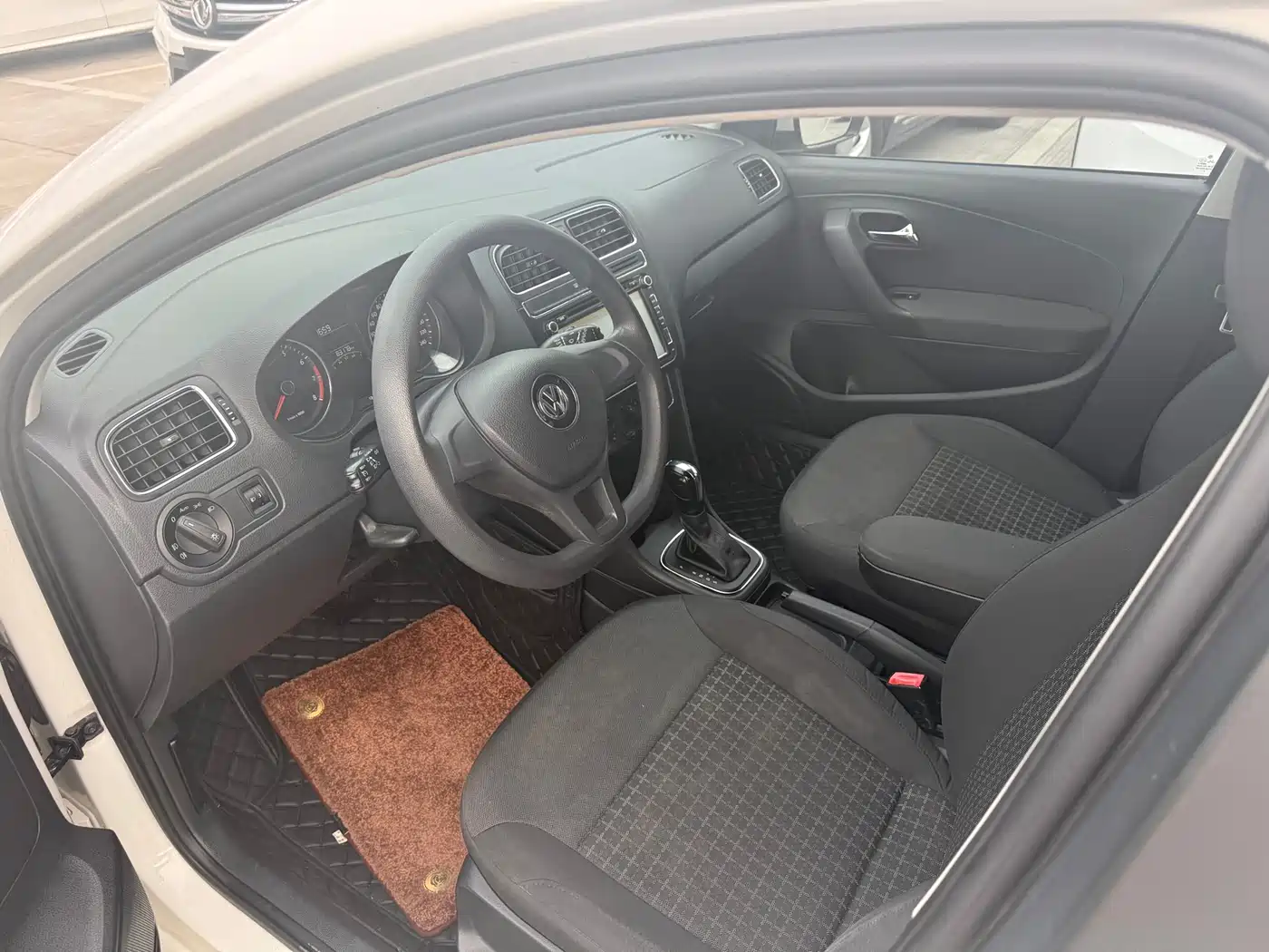 Volkswagen Polo 2014 1.6L Automatic Comfort Edition фото 4