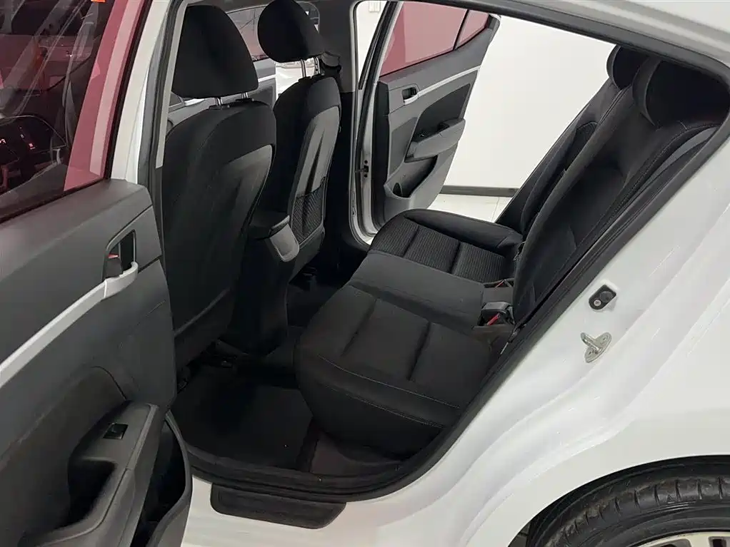 Hyundai Elantra 2016 Model 1.6L Automatic Smart Elite фото 18