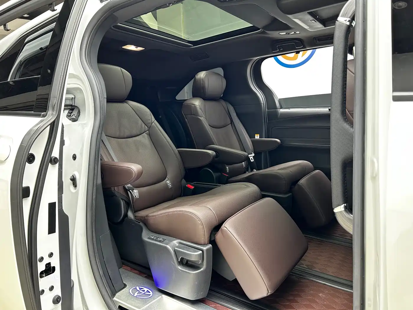 Toyota Sienna 2024 2.5L Hybrid Platinum Edition фото 23