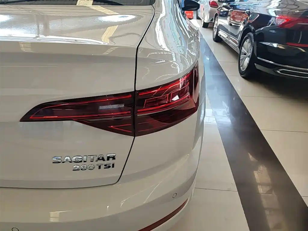 VOLKSWAGEN SAGITAR