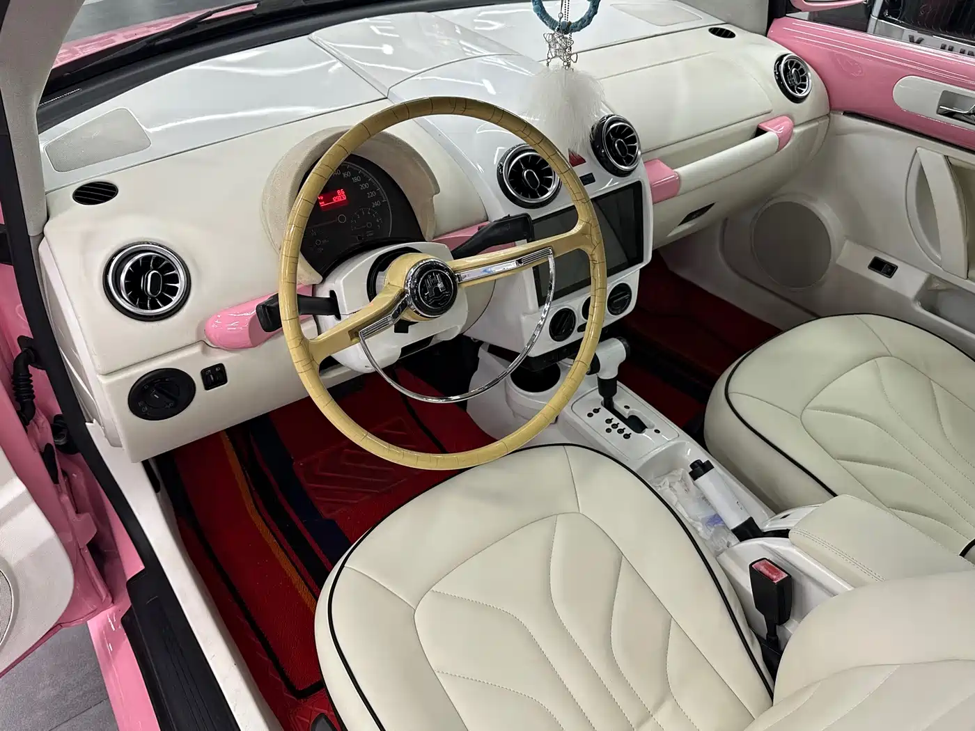 Volkswagen Beetle 2010 Model 2.0 BlackOrange Convertible Luxury Edition фото 8