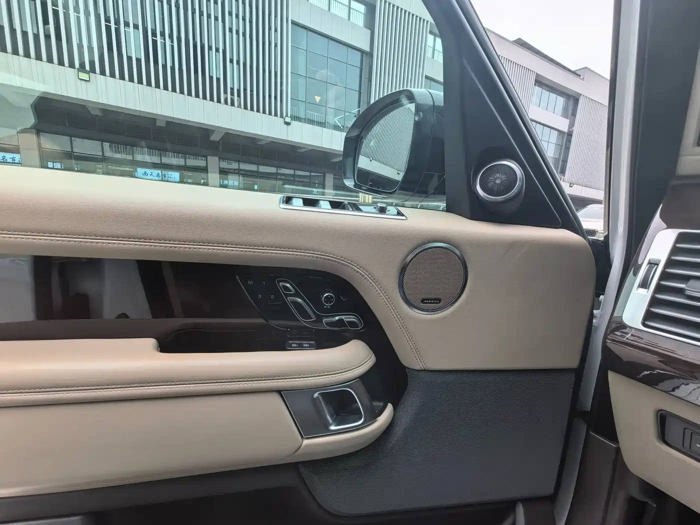 Land Rover Range Rover 2021 3.0 L6 Heritage Edition фото 15