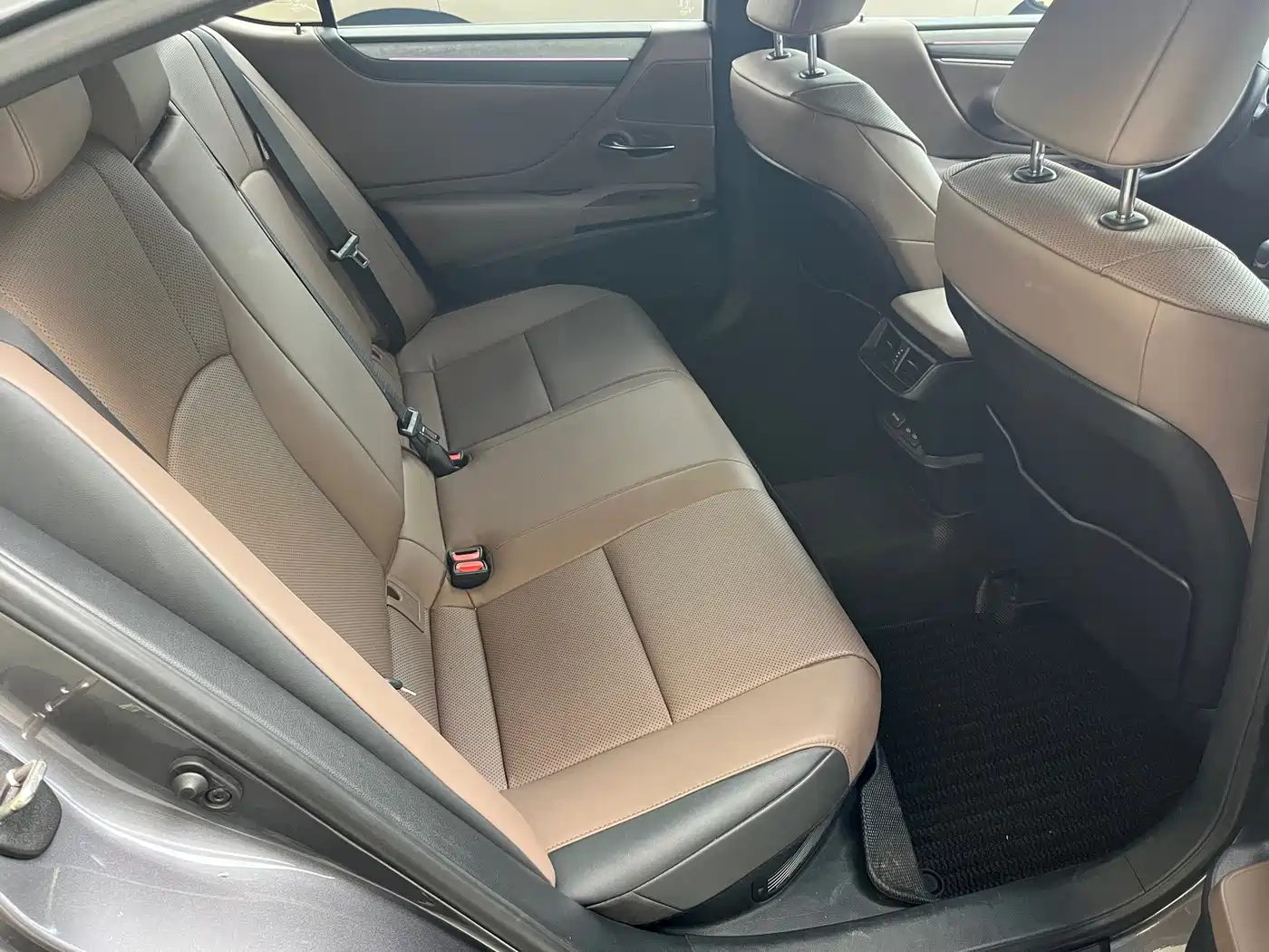 Фото 11 - Lexus ES