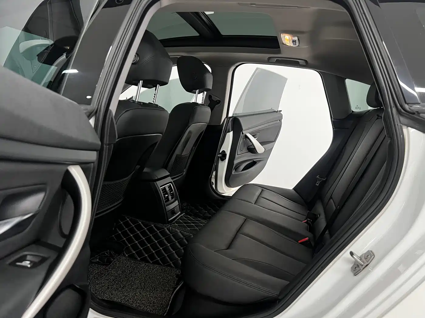BMW 3 Series GT 2017 320i Fashion фото 10