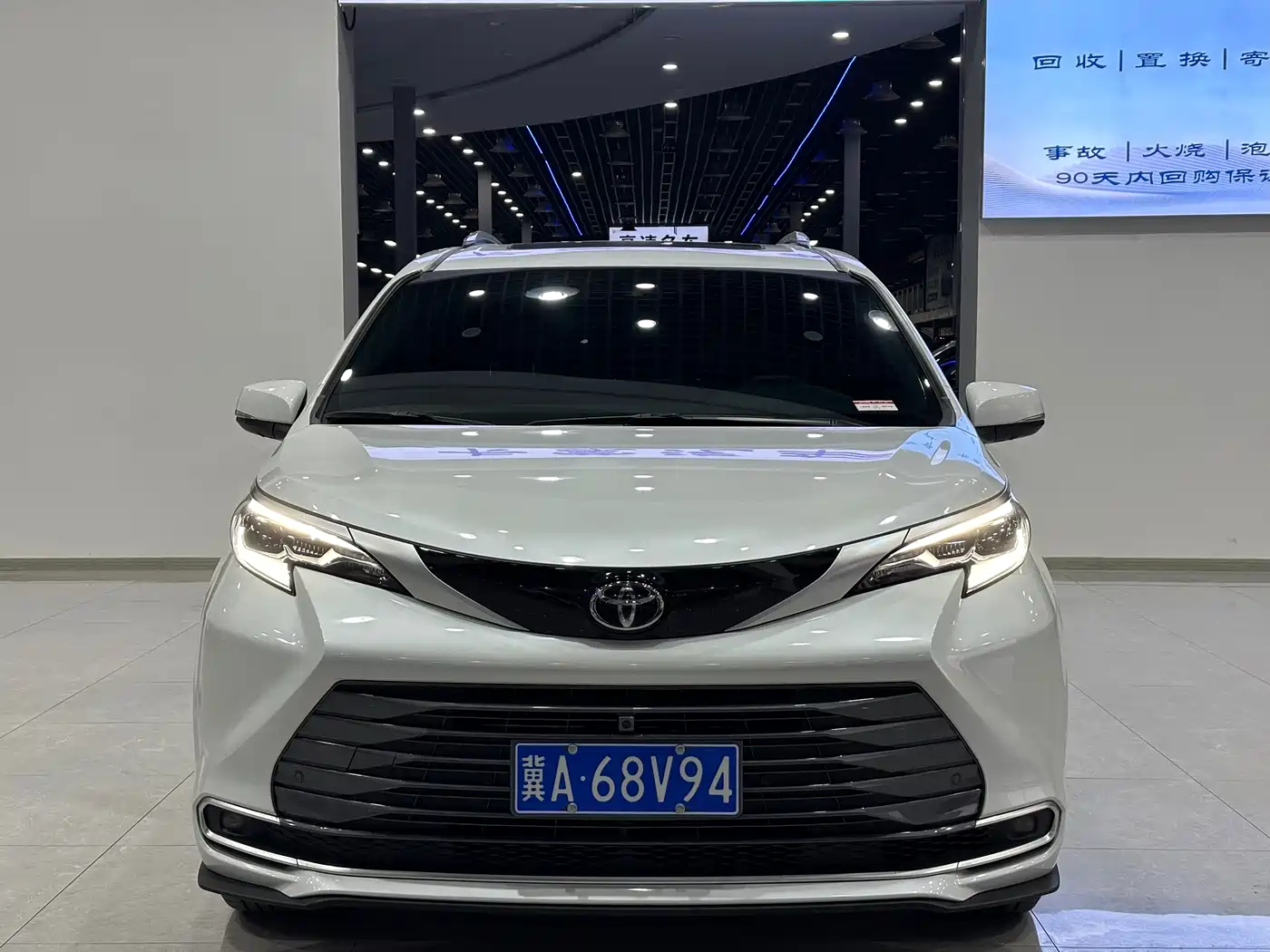 Toyota Sienna 2024 2.5L Hybrid 4WD Premium Edition фото 2
