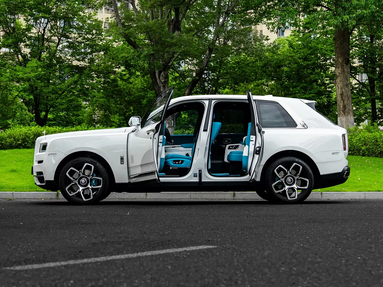 Фото 5 - Rolls-Royce Cullinan