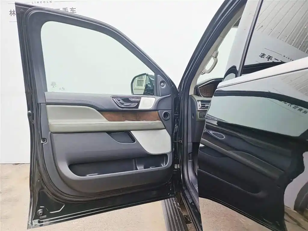 Фото 12 - Lincoln Navigator