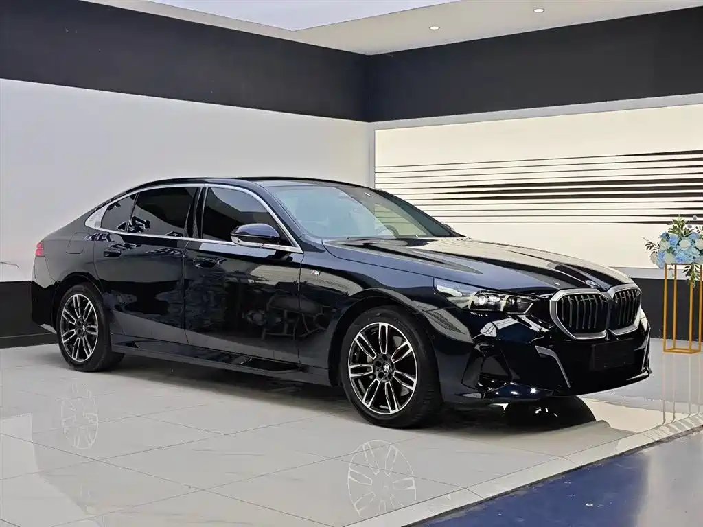 BMW 5 Series 2024 530Li Leading M Sport Package фото 3