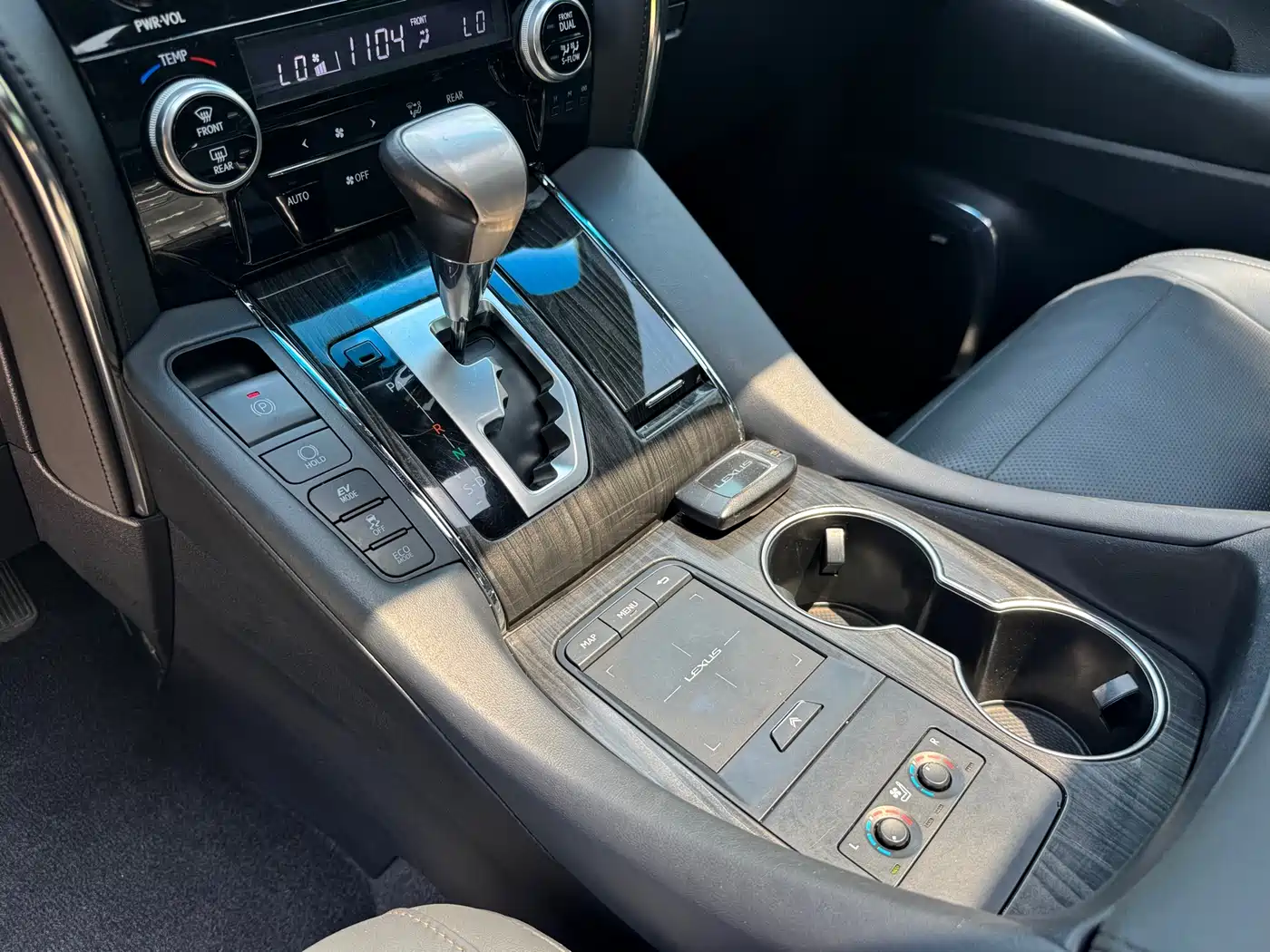 Lexus LM 2020 300h Seven-Seater Elegance Edition фото 9