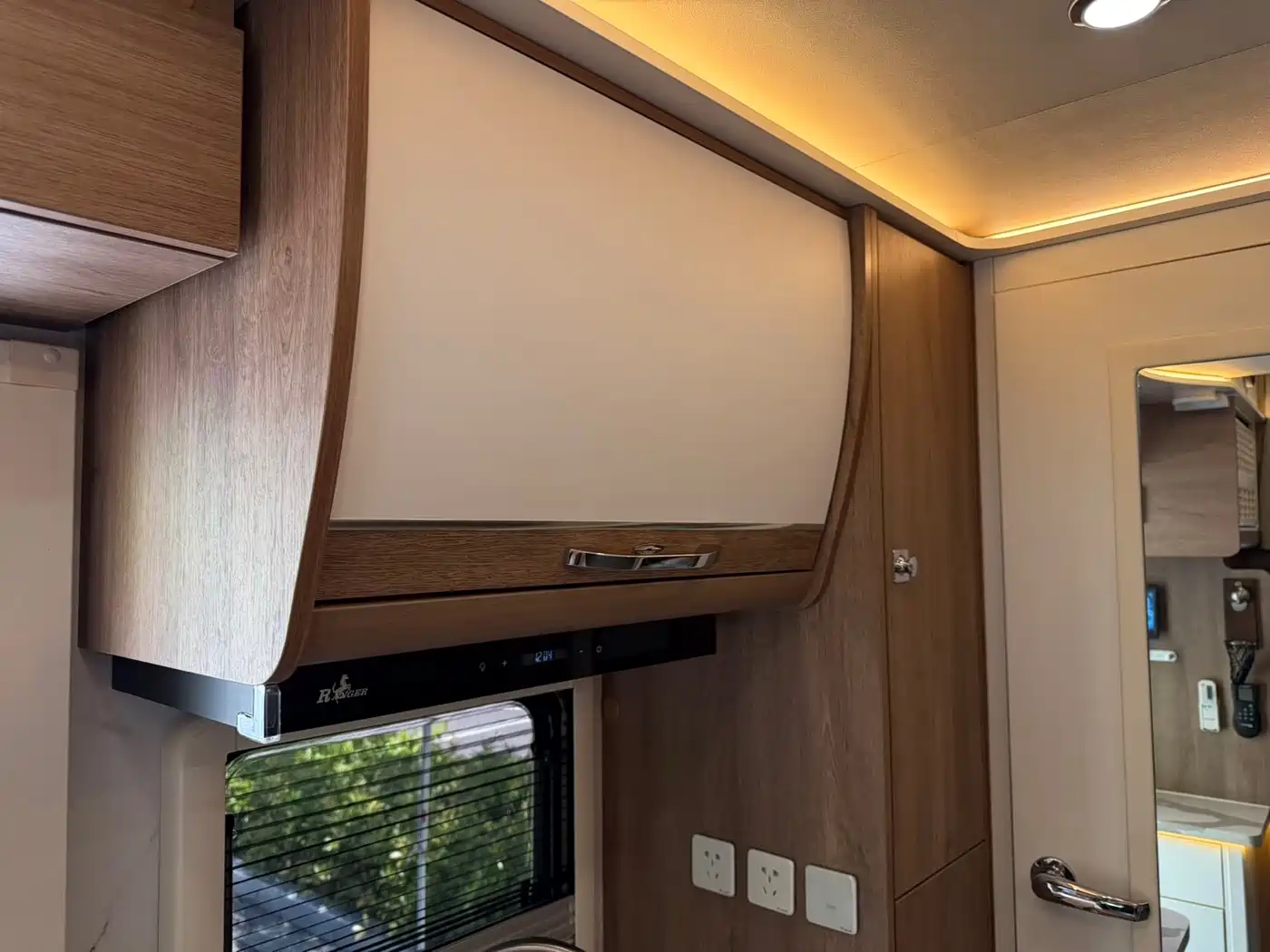 SAIC Maxus V100 RV 2022 Model 2.0T Life Home V100 Mountain Living Edition Longitudinal Bed фото 18