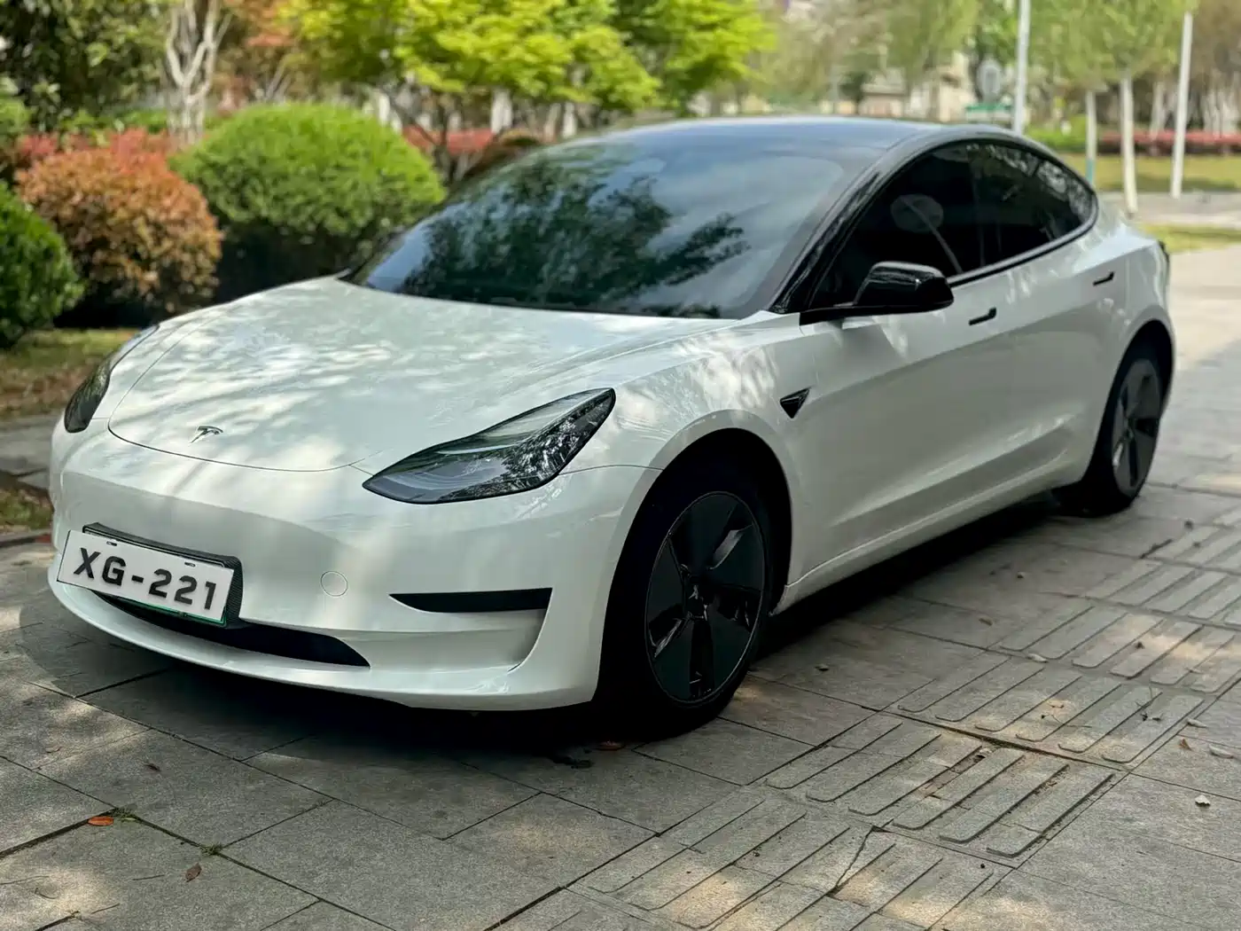 TESLA MODEL 3
