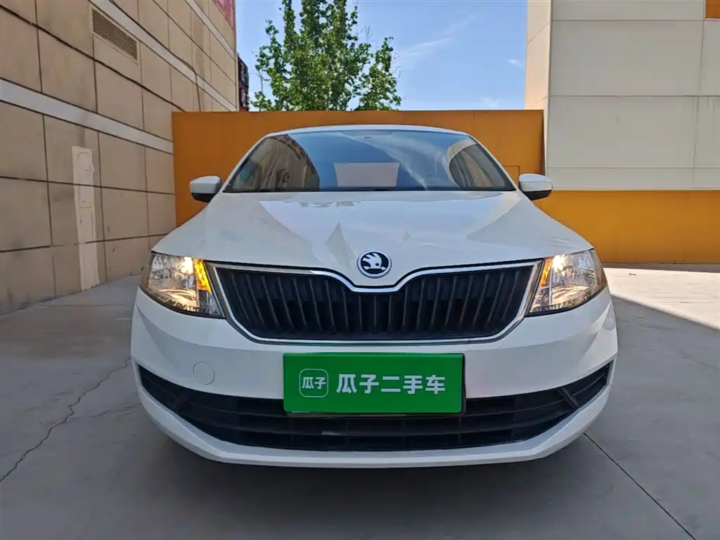 Škoda Rapid 2018 1.4L Manual Standard Edition фото 3