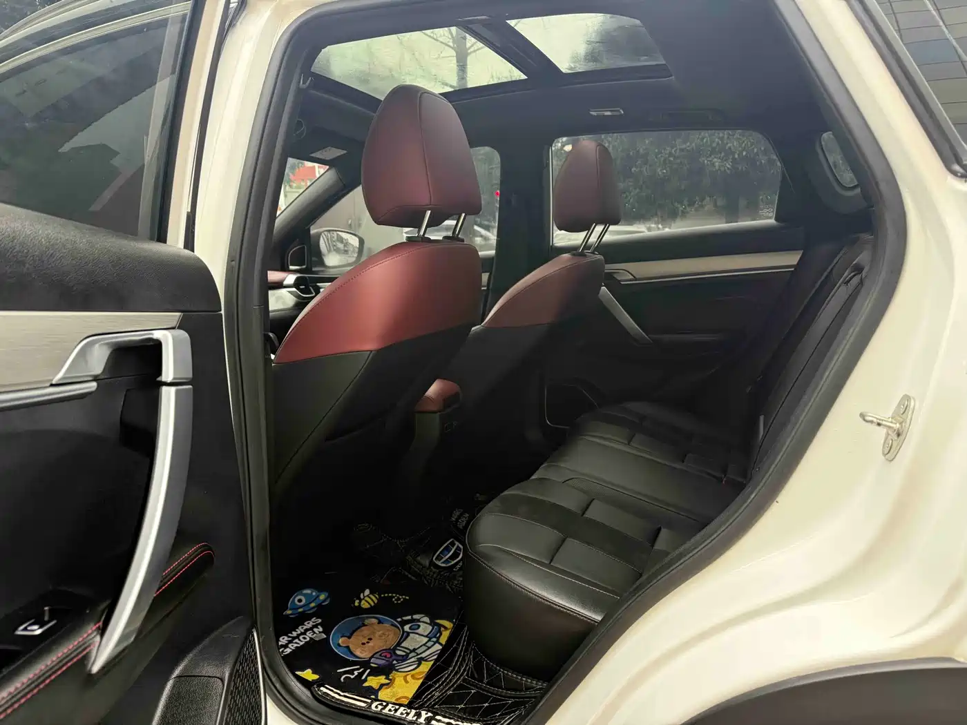 Фото 7 - Geely Binyue