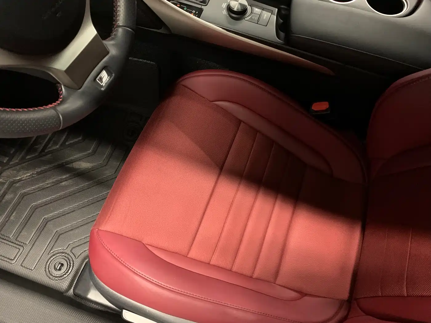 Lexus IS 2015 200t F SPORT фото 6