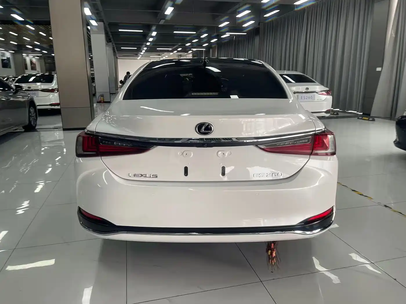 Photo 8 - Lexus ES