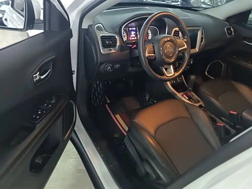 Фото 16 - Jeep Compass