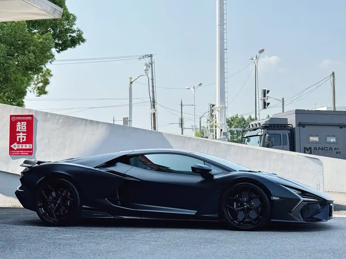 Фото 7 - Lamborghini Revuelto