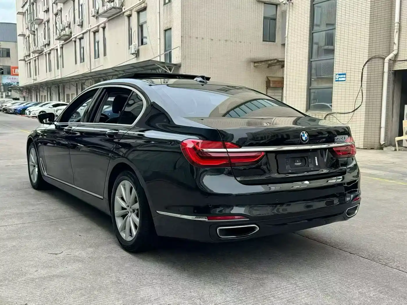 BMW 7 Series 2016 730Li Leading фото 7