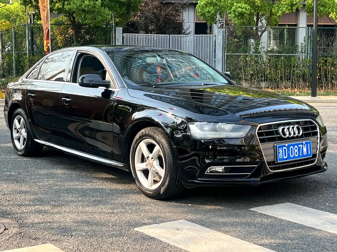 Audi A4L 2013 30 TFSI Automatic Comfort фото 3