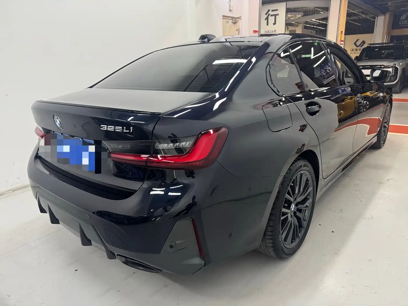 BMW 3 Series 2024 325i M Sport Shadowline Package фото 3