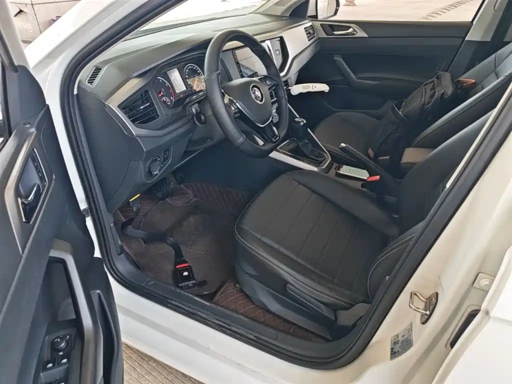 Volkswagen Polo 2019 Plus 1.5L Automatic Panorama Enjoyment Edition фото 15