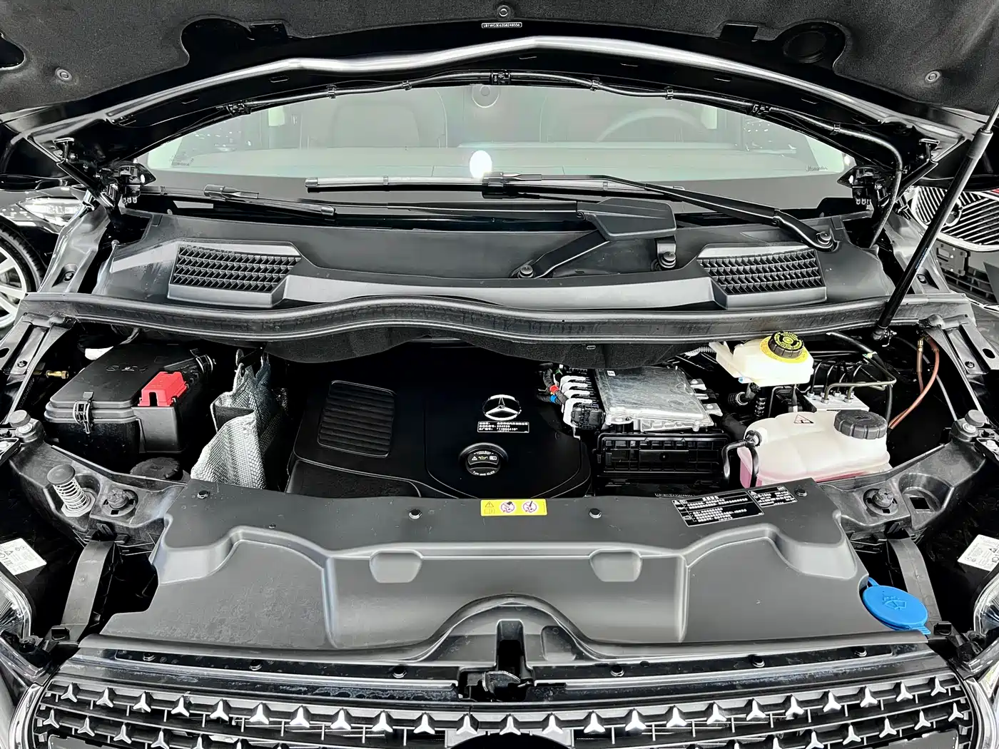 Mercedes-Benz V-Class 2024 V 300 L Long Wheelbase Premium фото 27