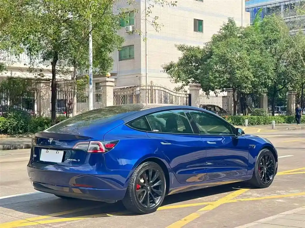 TESLA MODEL 3