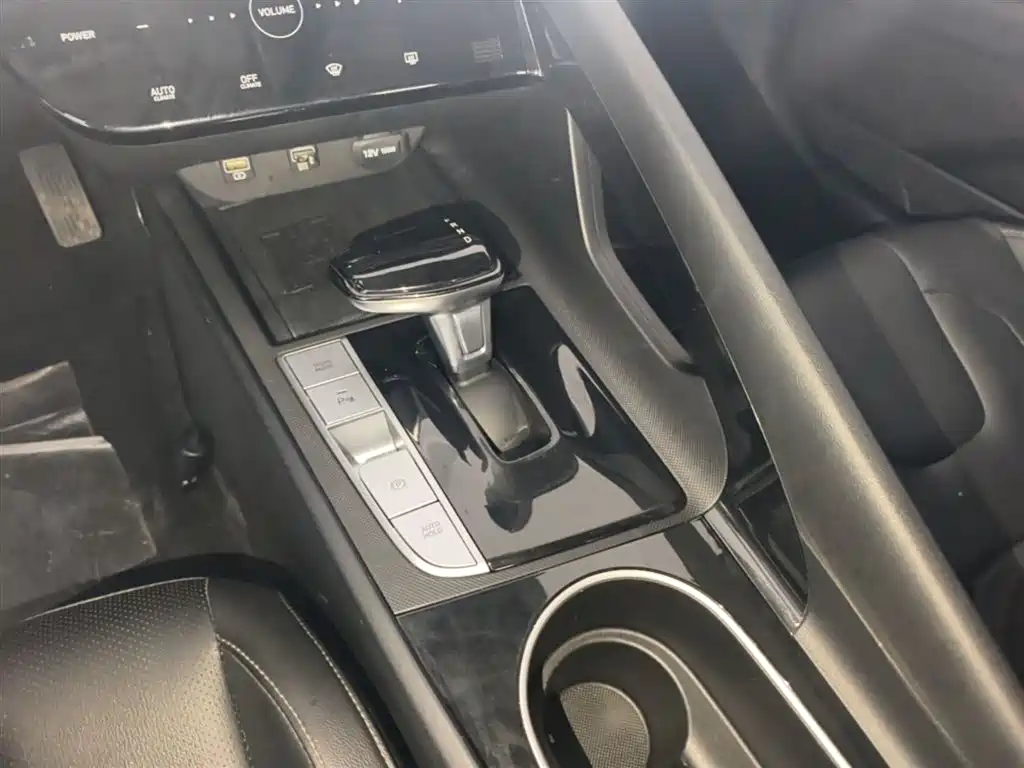 Hyundai Elantra 2022 1.5L CVT LUX Premium Edition фото 14