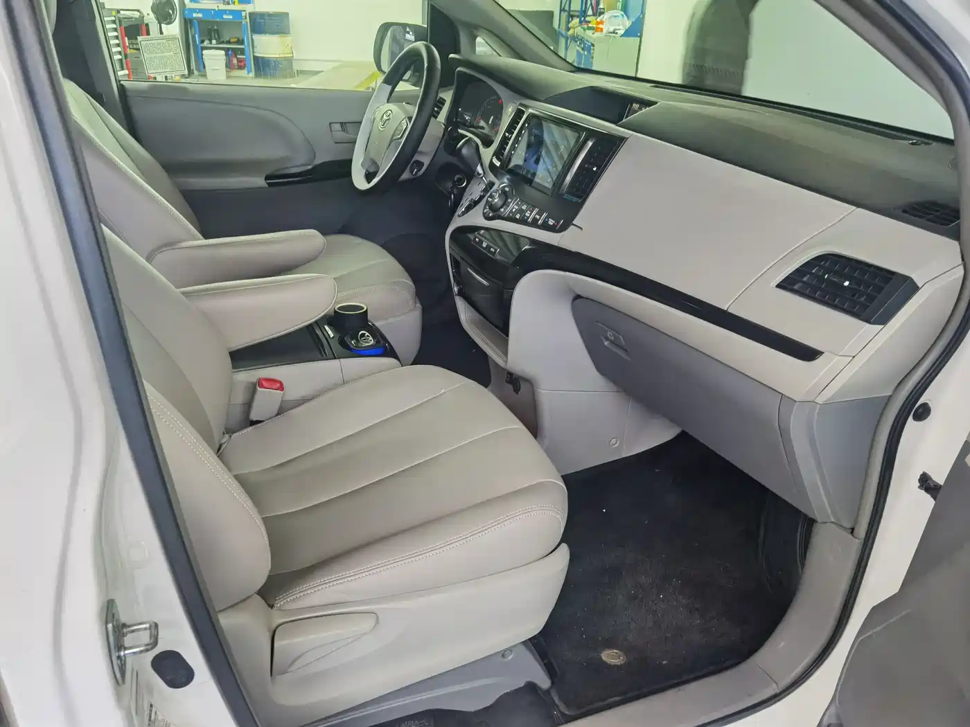 Toyota Sienna 2011 3.5L 4WD Automatic фото 8