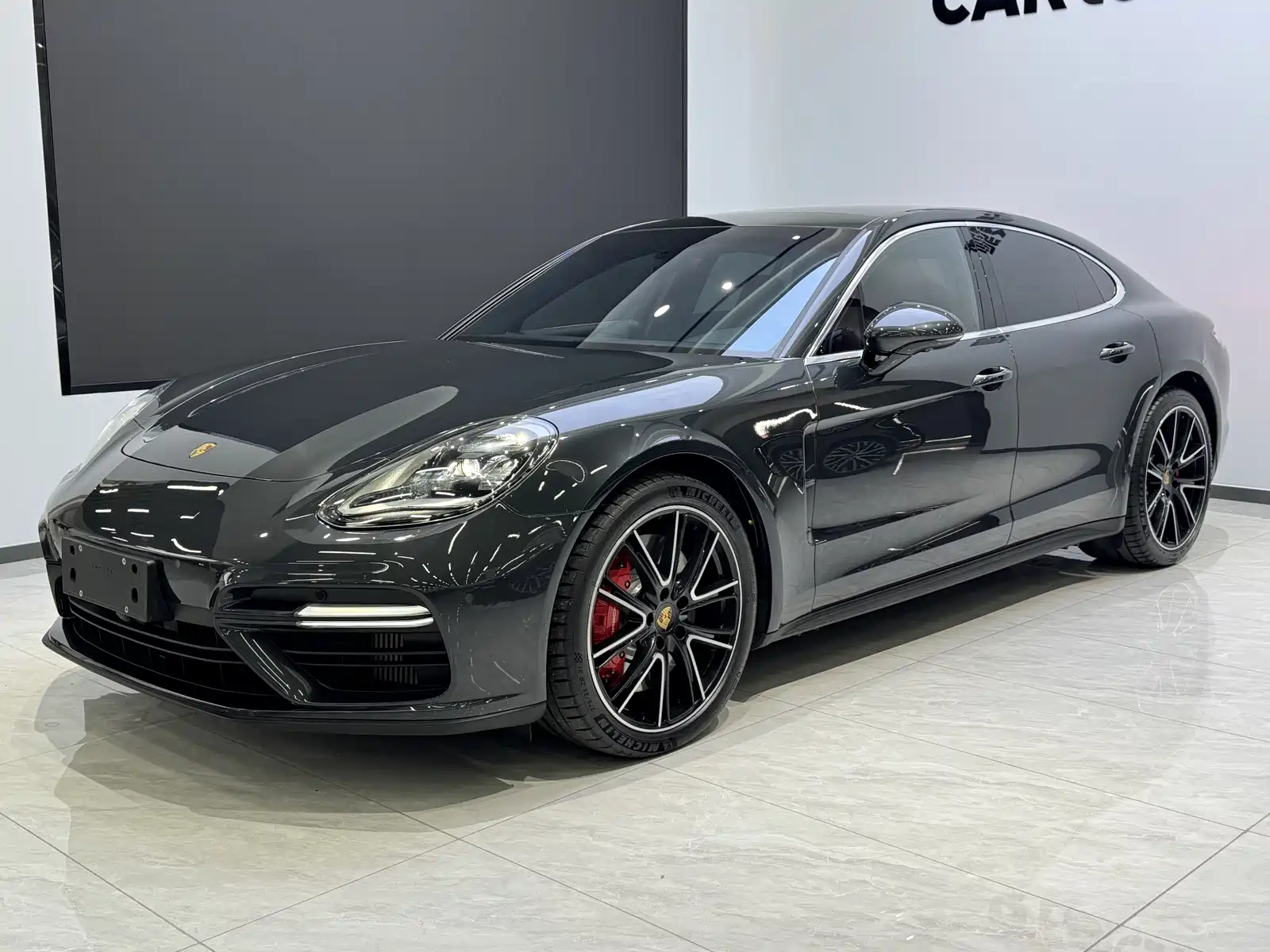 Фото 1 - Porsche Panamera