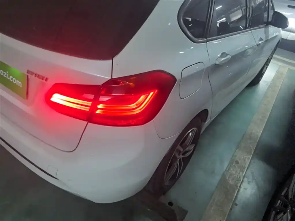BMW 2 Series Touring 2016 218i Sport Design Package фото 8