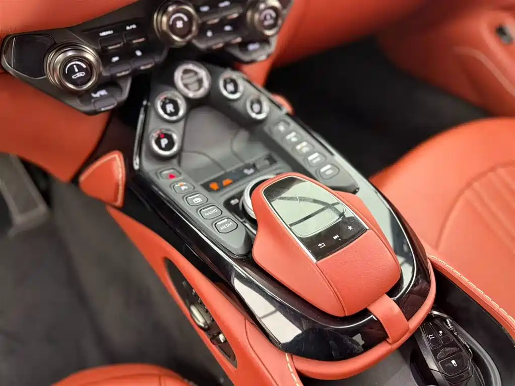 Aston Martin V8 Vantage 2019 2018 4.0T V8 Coupe