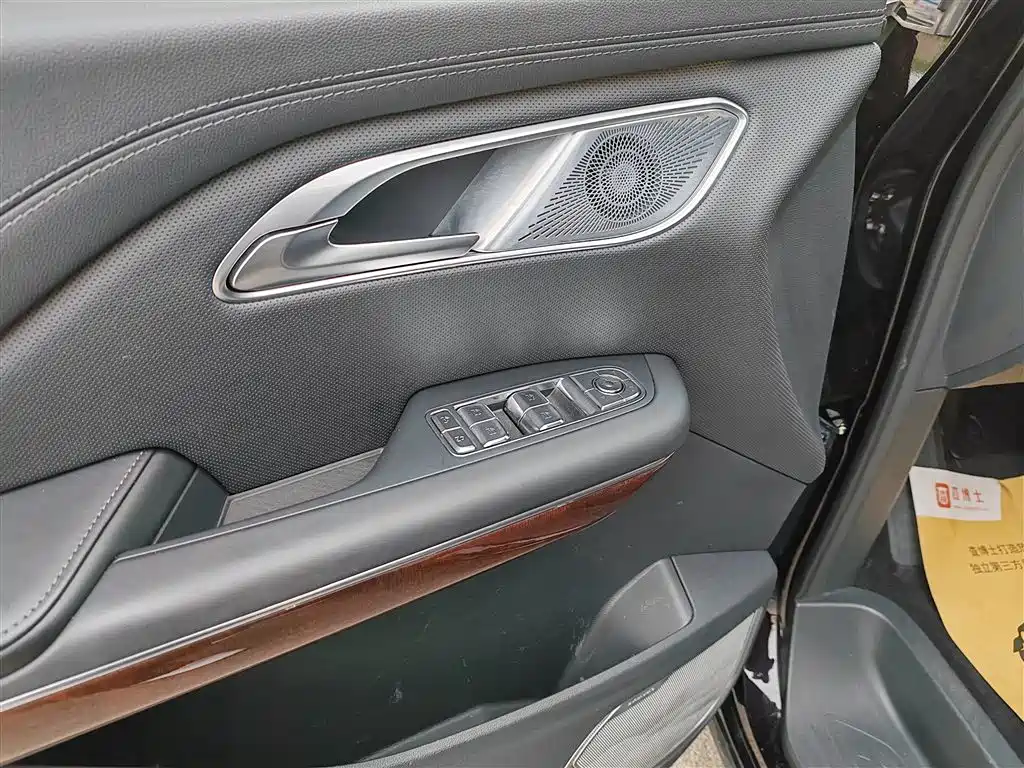 Hongqi HQ9 2023 2.0T Smart Connect Flag Smooth Edition фото 5