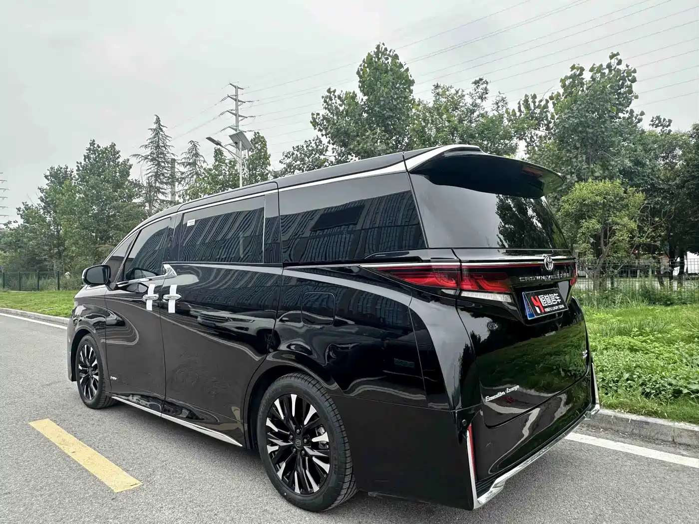 Toyota Vellfire 2024 Crown Hybrid 2.5L Executive Premium Edition фото 13