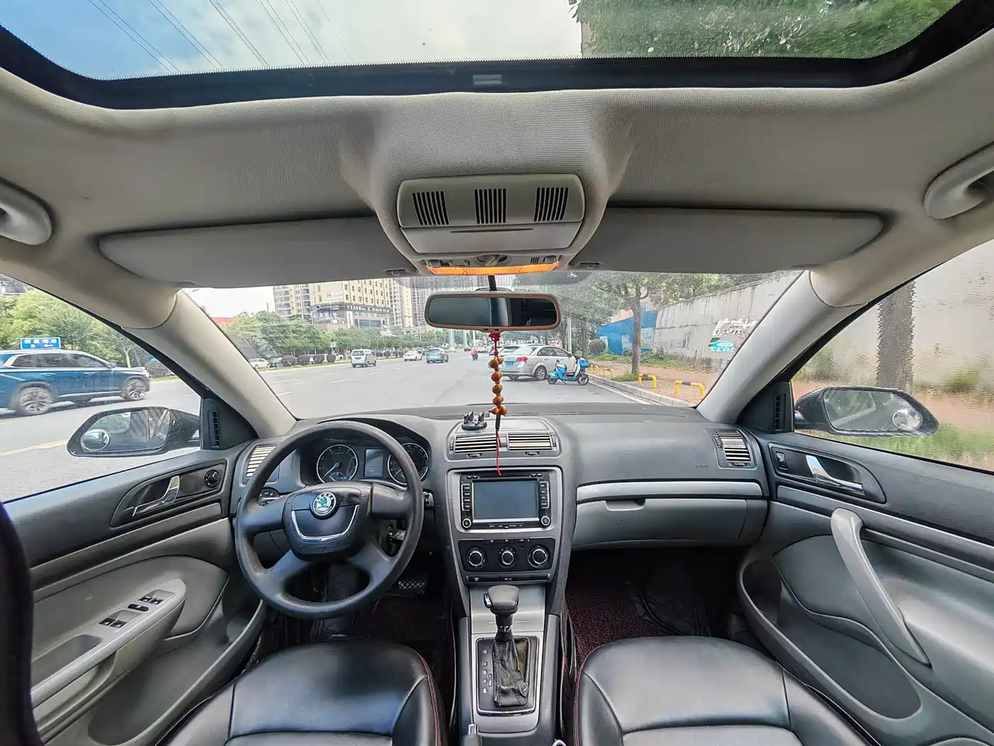 Škoda Octavia 2010 1.6L Auto Comfort фото 6