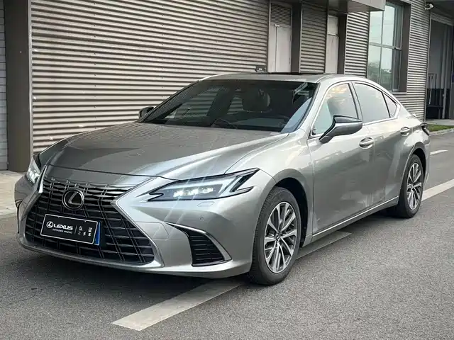 Lexus ES 2025