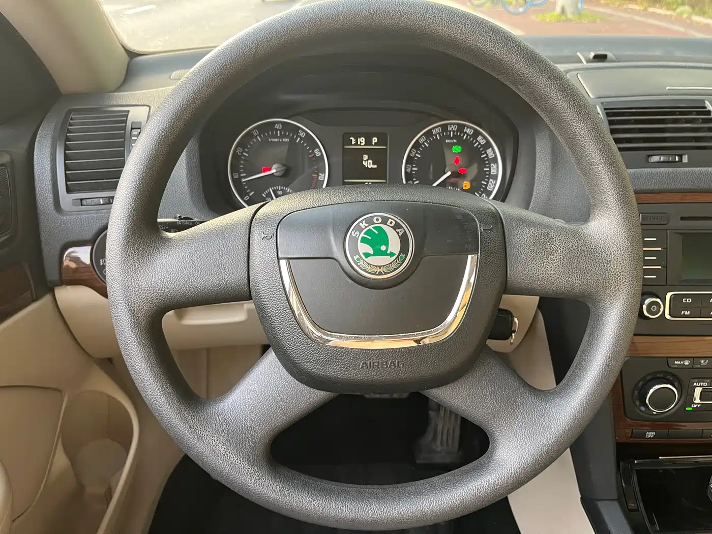 Škoda Octavia 2013 1.6L Automatic Leisure Edition фото 14