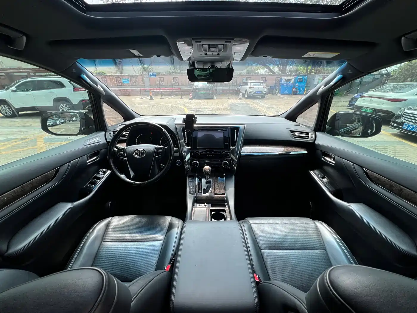 Toyota Vellfire 2019 Hybrid 2.5L HV Premium Edition фото 5
