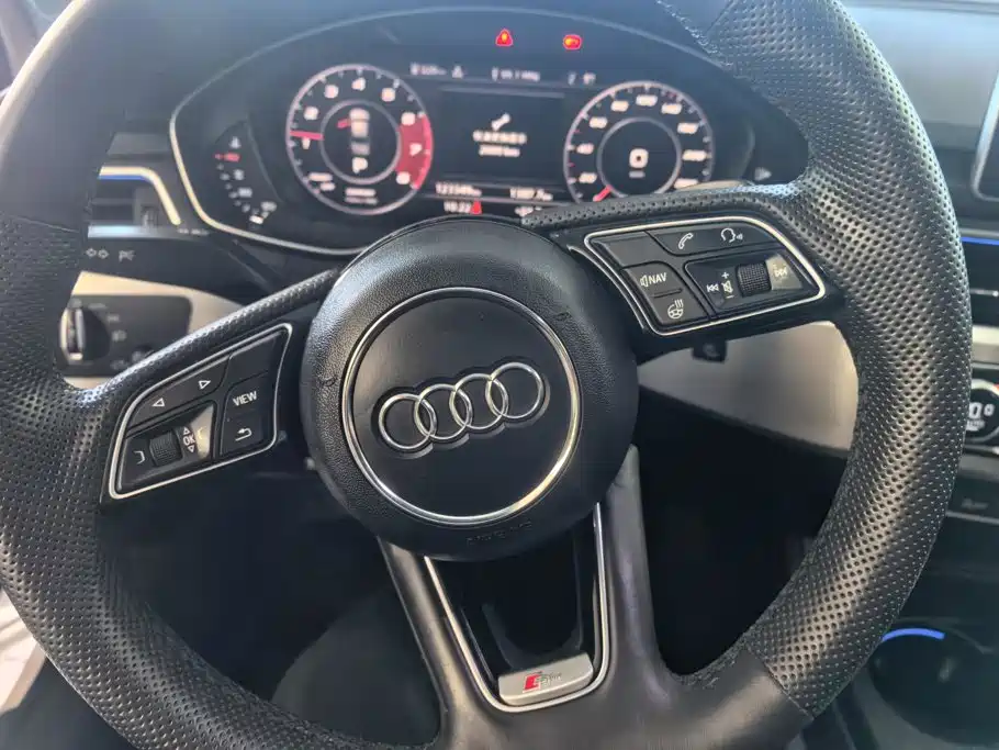 Фото 15 - Audi A4L