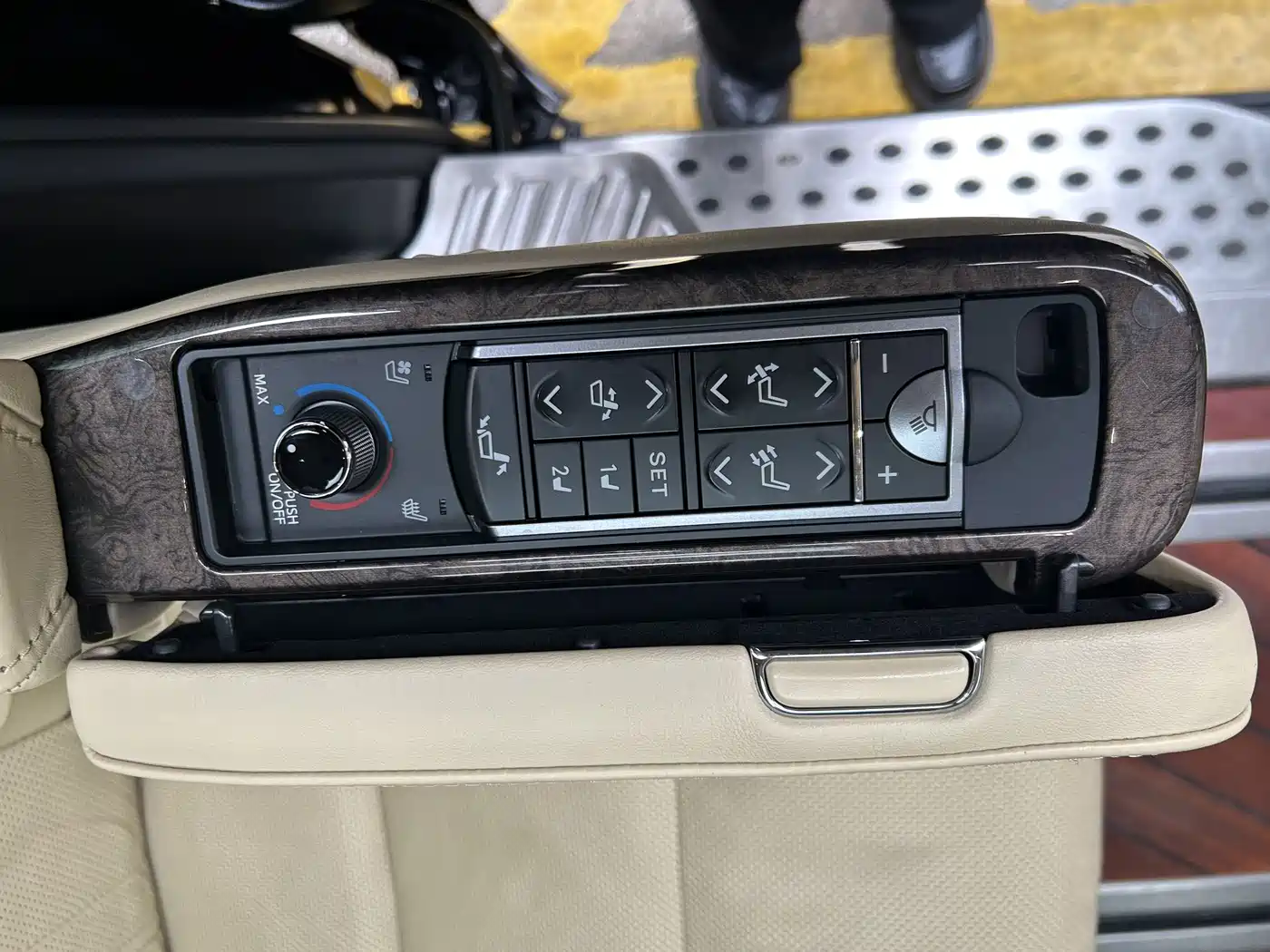 Toyota Vellfire 2021 Crown Hybrid 2.5L HV Premium Edition фото 12