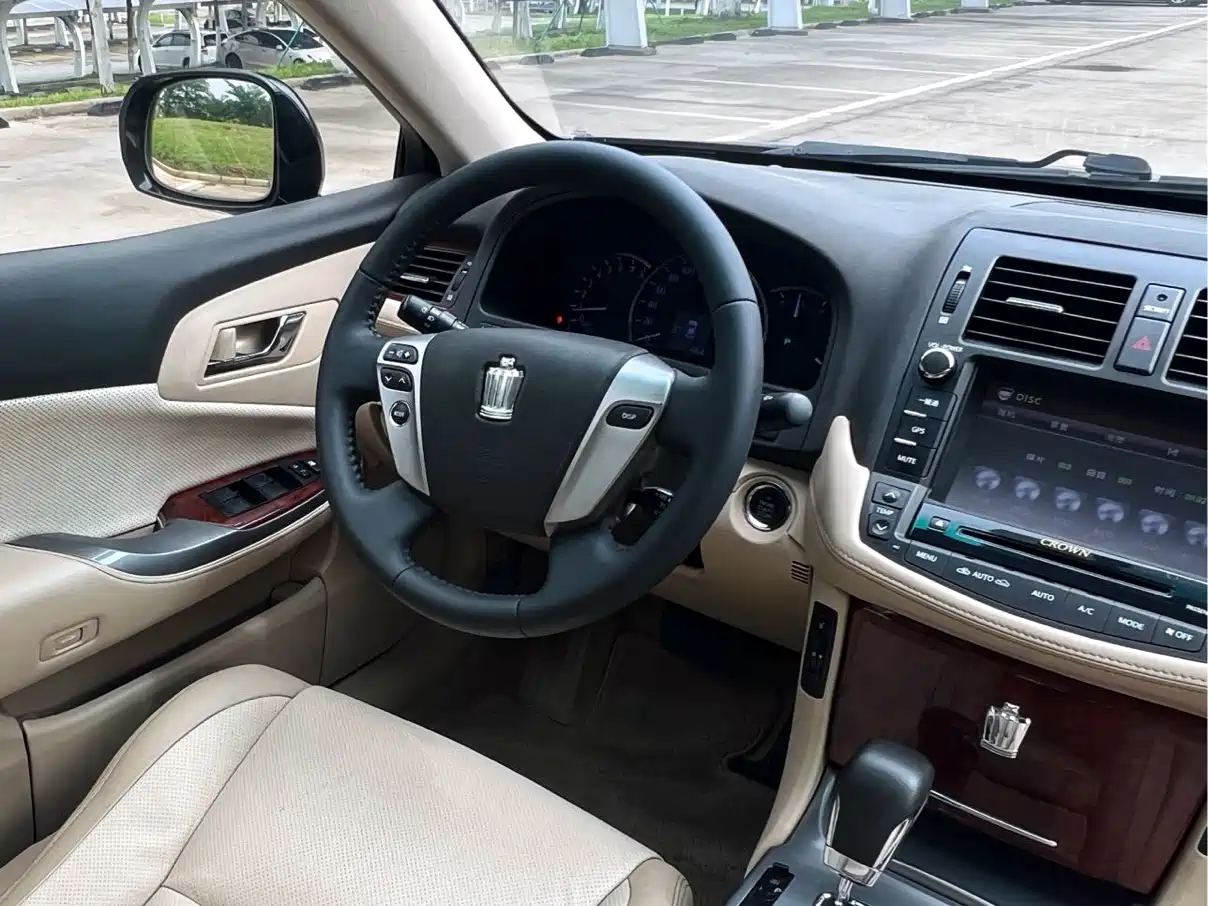 Toyota Crown 2012 2.5L Royal Navigation Edition фото 7