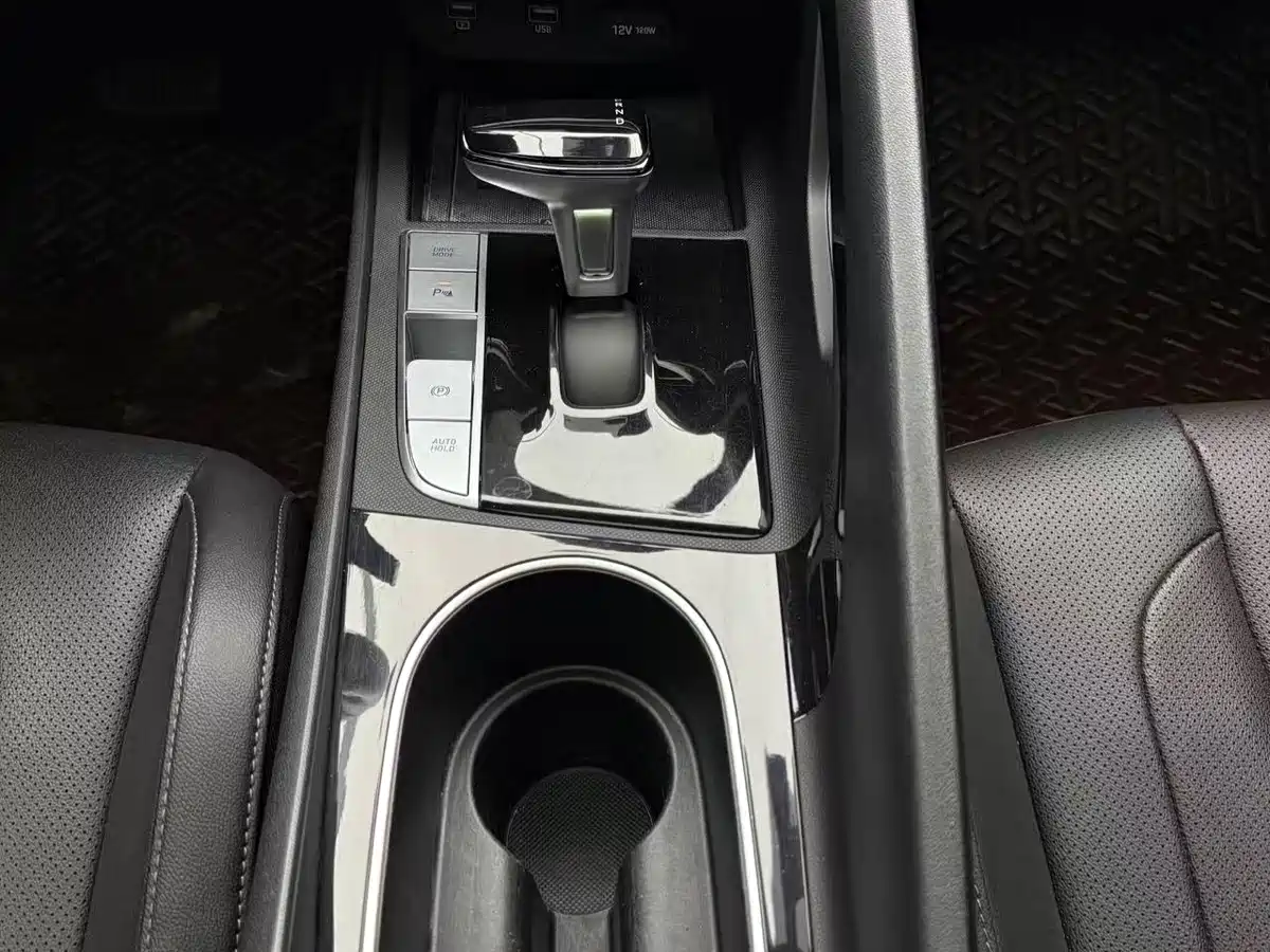 Hyundai Elantra 2022 1.5L CVT LUX Premium Edition фото 8