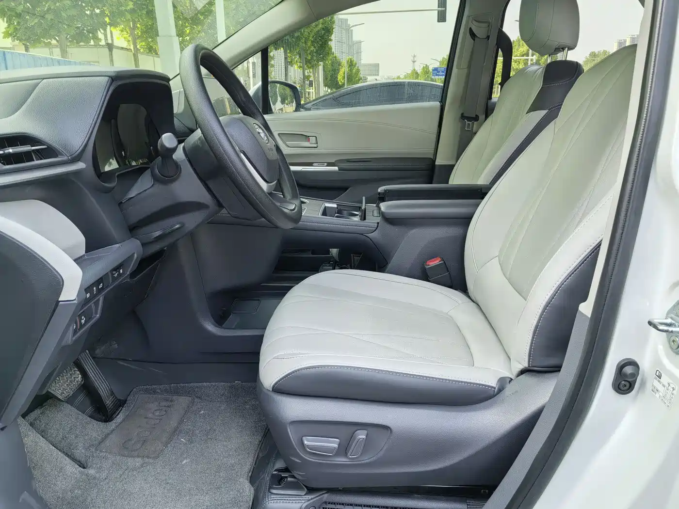 Toyota Sienna 2024 2.5L Hybrid Comfort Edition фото 6