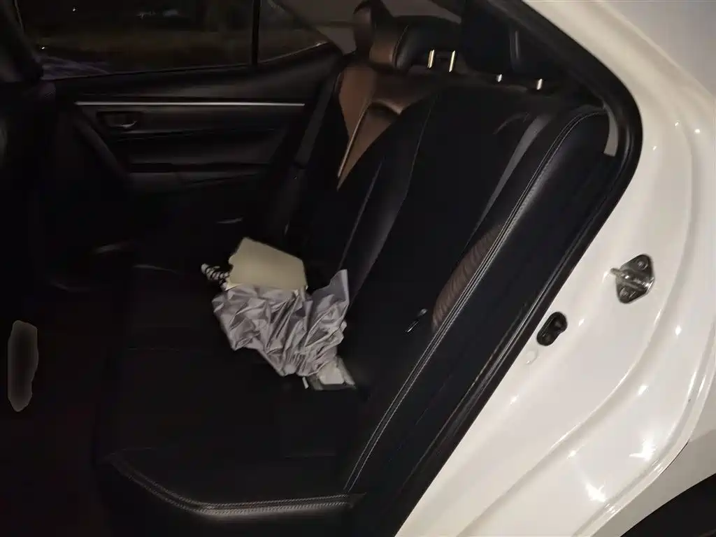Toyota Corolla 2017 Facelift Hybrid 1.8L E-CVT Elite Edition фото 15