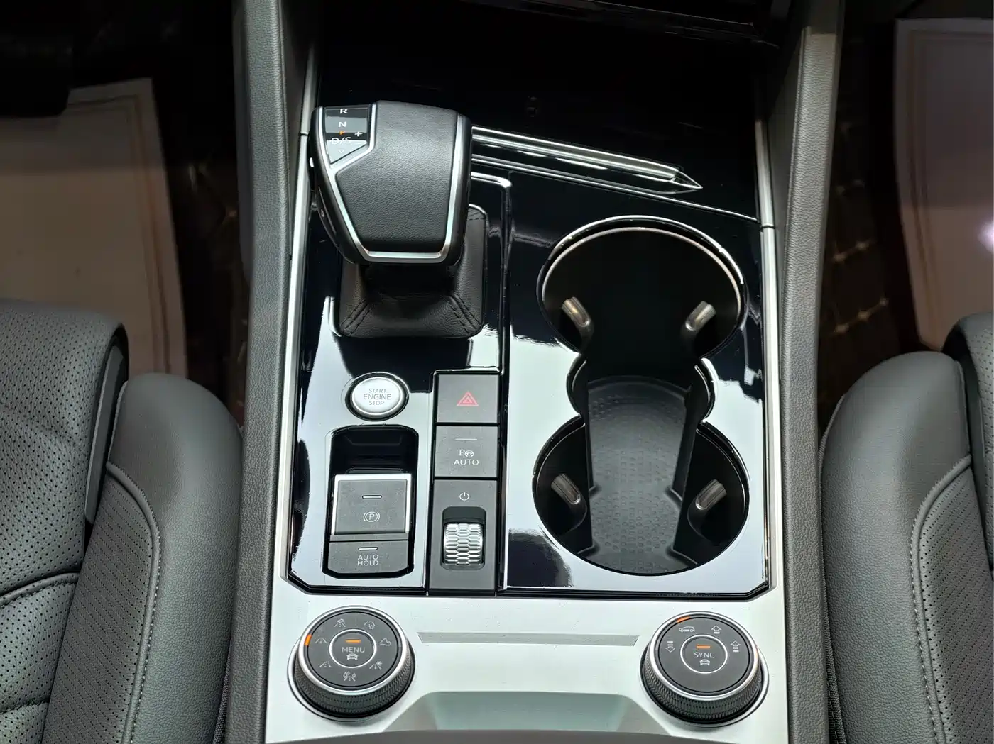 Volkswagen Touareg 2023 3.0TSI R-Line Black Sports Package фото 17