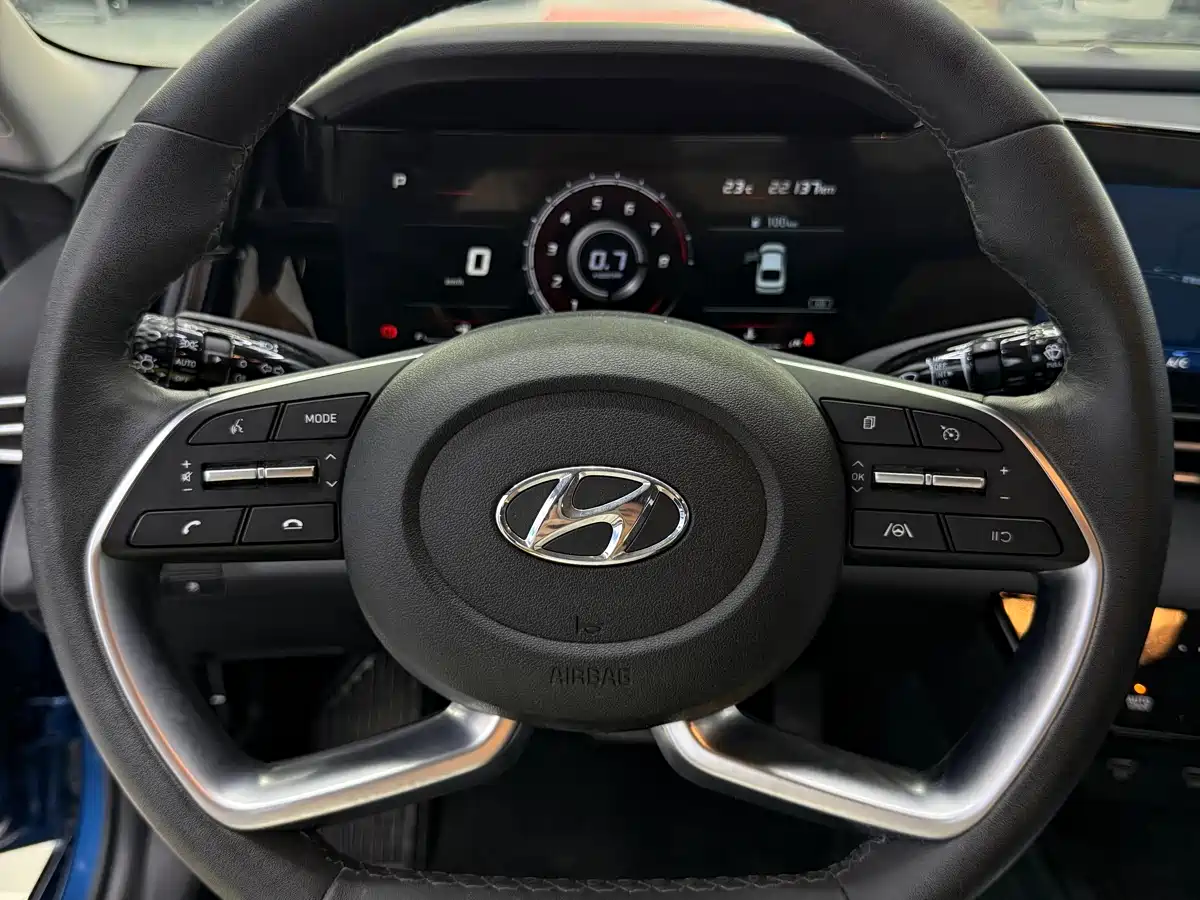 Hyundai Elantra 2021 1.5L CVT LUX Premium Edition фото 15