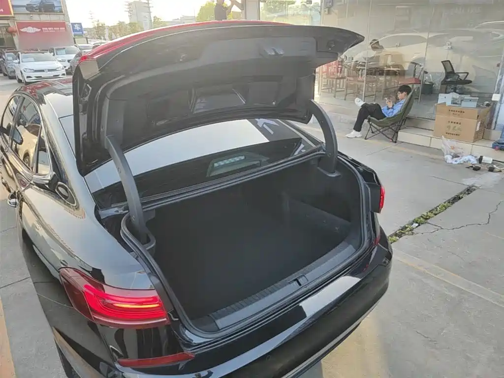 Volkswagen Passat 2022 330TSI Luxury Edition фото 19
