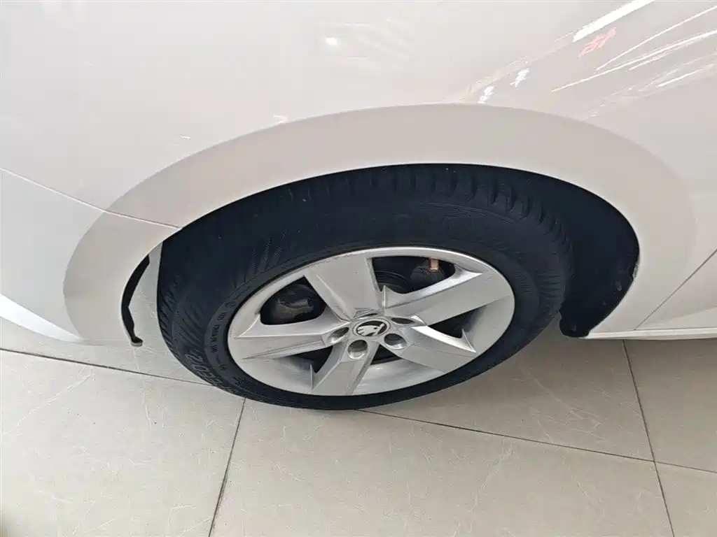 Škoda Fabia 2017 1.4L Auto Car Enjoy Edition фото 23
